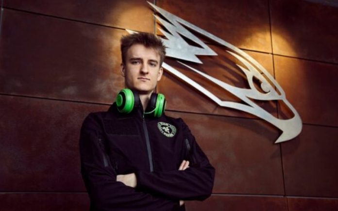 EsporveOyun-x-kom-ago-ve-razer-partnerlik-anlasmasi-yapti